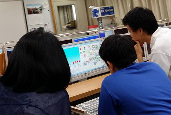 ゲームの作り方を教えている所