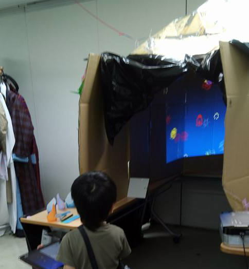 ダンボールドームを見るこども(この後入ってみました)