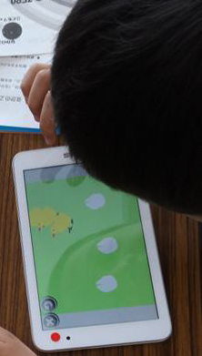 ビスケットで自由制作するお子さん