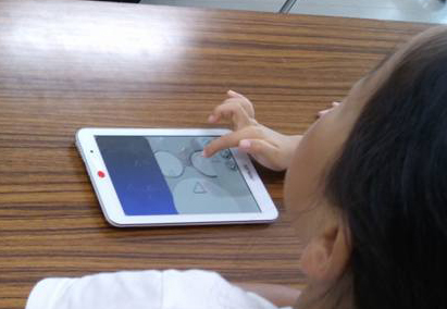 ビスケットで海のものを作っているお子さん