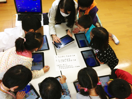 新しい動かし方の説明を聞く子ども達