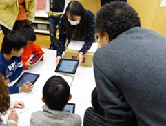 新しい動かし方の説明を聞く子ども達
