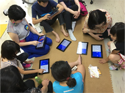 ビスケットをするこどもとおとな