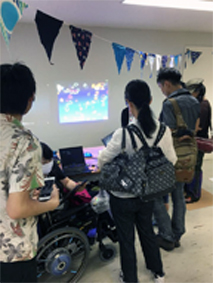 ビスケットについて質問をする人