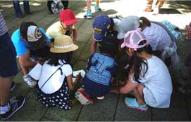 参加した子供達の作戦タイム？輪になって話し合う子どもたち