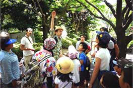 ネイチャーインタプリター奇二正彦さんが沢山の親子をガイドする様子