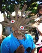 葉っぱを利用してお面？で遊ぶ子ども