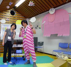 なかの育フェスの参加団体や来場者の方にもインタビューしちゃう、ＦＭラジオのｉカウンセリングの2人がマイクを片手にはいっ・ポーズ！「今日も頑張ってオンエアいくぞ～♪」