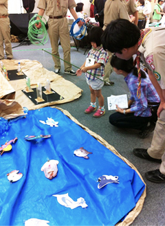 ボーイスカウト中野８団の魚釣りをしている子ども