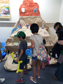 ボーイスカウト中野８団のコーナーを見ている子供たち