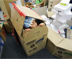 上高田台公園運営委員会&nbsp;夢発見！草っパラダイスのダンボールでおうちを作ろう！のおうちに入ってみたよ♪と屋根から顔を出すお子さん！