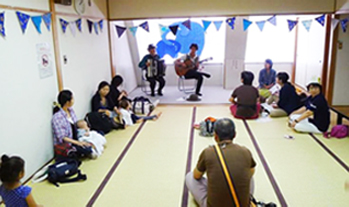 子そだて音楽デュオ&nbsp;ファーカンダ2和室でゆったり聴けるライブの様子
