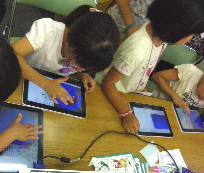 ビスケットで遊ぶ子どもたち