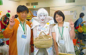 第2回なかの育フェスの館内を生ラジオで盛り上げてくれるｉカウンセリングの２人が育フェス会場を練り歩きたい、「練り歩き隊」の白い人と一緒にポーズ！