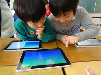 いきいきるん：ビスケットで作品を作りながら話し合う子どもたち