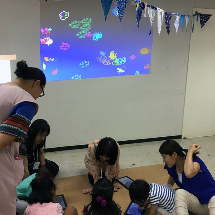 いきいきるん：ビスケットランドで投影された作品と制作の様子